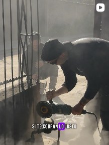 Técnico trabajando en una reja